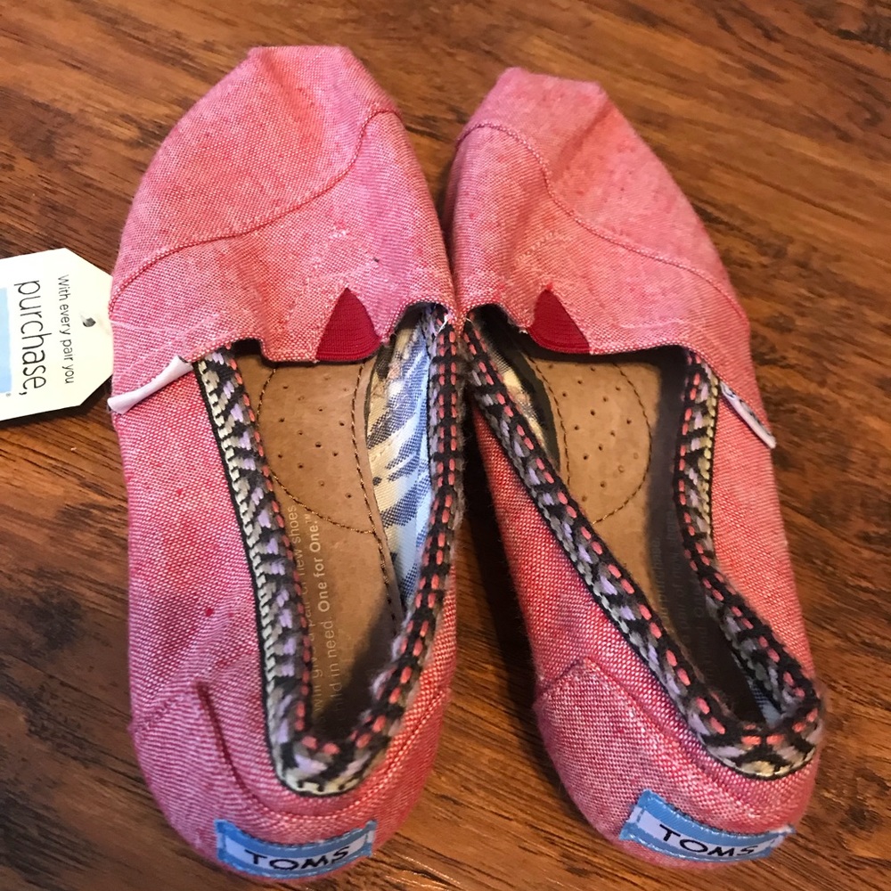 Toms classics in red women’s sz 5